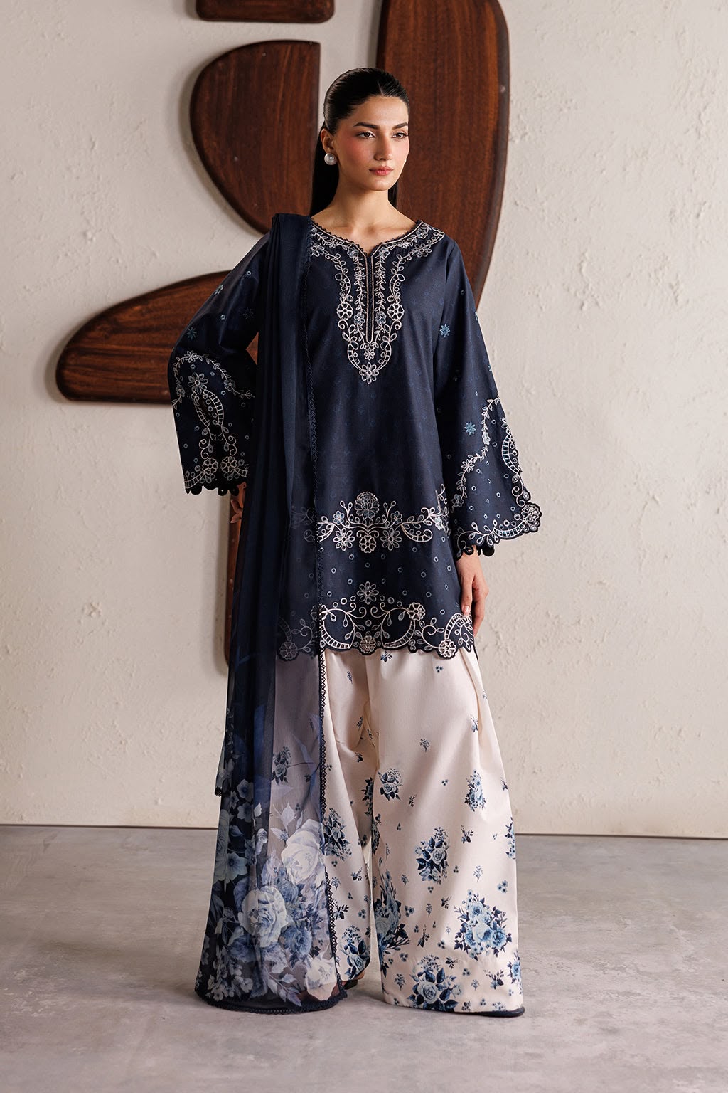 IZNIK 🌸
✨ Luxury Silk 3PC Suit
